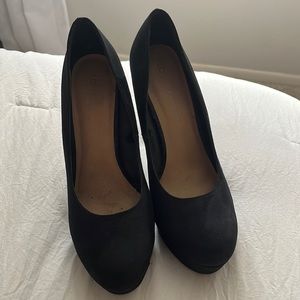 Lauren Conrad 8.5 black suede pumps